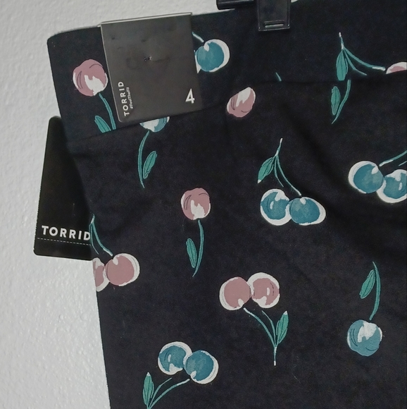 🍒NWT Torrid cherry capri leggings - Picture 6 of 7